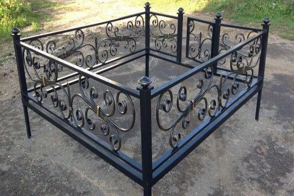 Кованая ограда для кладбища
