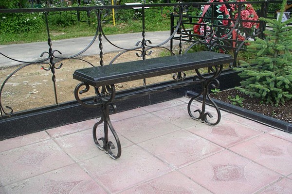 Кованая металлическая скамейка